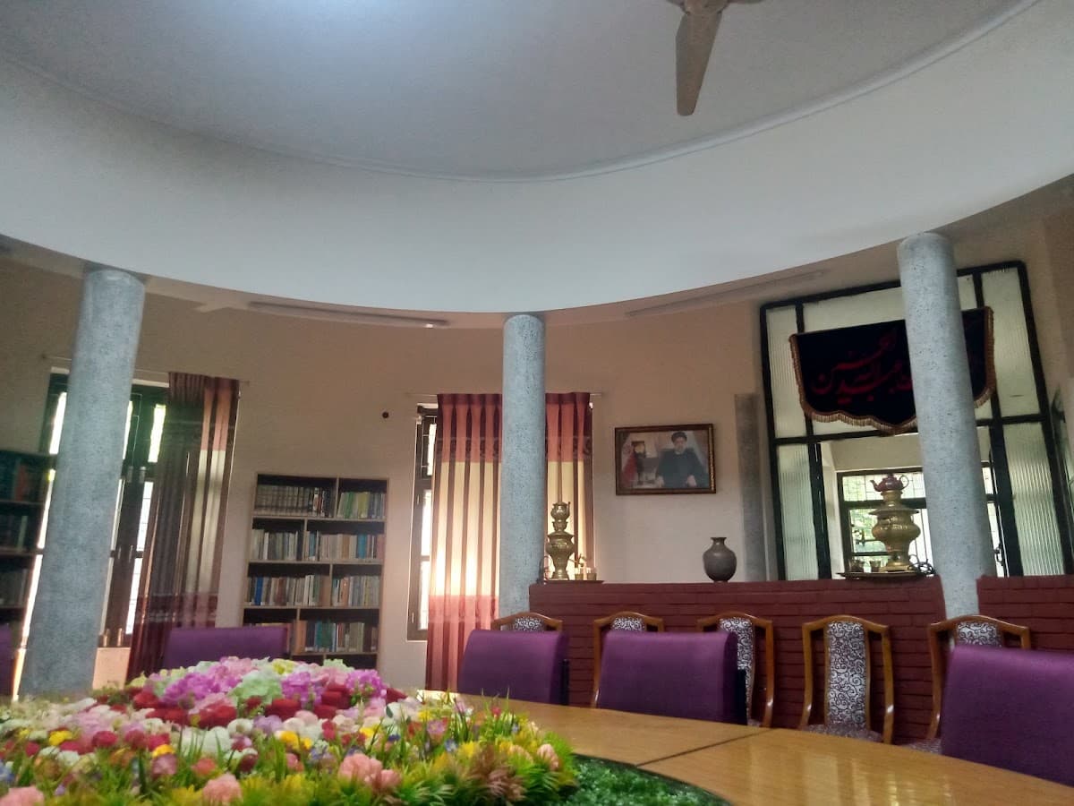 places:{"author":"Fatiha Binte Habib","authorUri":"https://maps.google.com/maps/contrib/116102889548950797412","mapsUri":"https://www.google.com/maps/place//data=!3m4!1e2!3m2!1sCIHM0ogKEICAgIDZqNX6aQ!2e10!4m2!3m1!1s0x3755b8b30cc0c783:0xbe672e5994ab2058"}