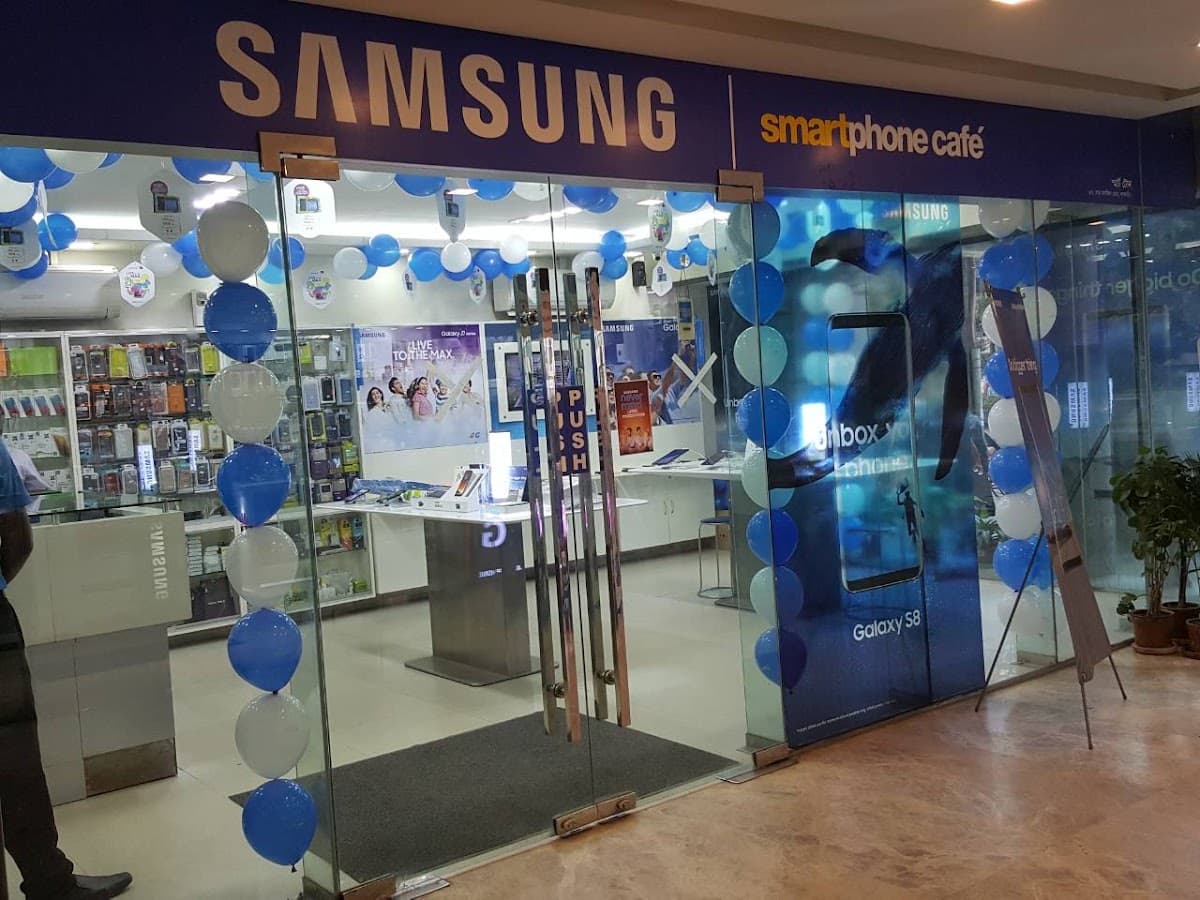 places:{"author":"SAMSUNG MOBILE SHOP, SMART TONE, DHANMONDI","authorUri":"https://maps.google.com/maps/contrib/118155203637742062516","mapsUri":"https://www.google.com/maps/place//data=!3m4!1e2!3m2!1sCIHM0ogKEICAgICa89-bjgE!2e10!4m2!3m1!1s0x3755bf4e3979033d:0xdcecc3bc1a3819c3"}