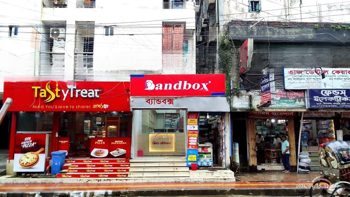 places:{"author":"Bandbox || Zigatola - ব্যান্ডবক্স || জিগাতলা","authorUri":"https://maps.google.com/maps/contrib/107511160768202517353","mapsUri":"https://www.google.com/maps/place//data=!3m4!1e2!3m2!1sCIHM0ogKEICAgICntPOd3wE!2e10!4m2!3m1!1s0x3755b8ca6fc72225:0x963312da4c5beebe"}